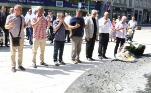 Foto: Dženan Kriještorac / Radiosarajevo.ba / Položeno cvijeće na spomenik ubijenoj djeci Sarajeva